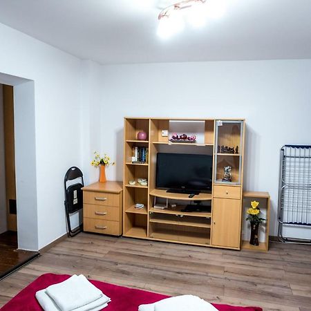 Apartemen 30 m² dengan 1 kamar tidur dan 1 kamar mandi pribadi di Calea Aradului Timisoara Bagian luar foto