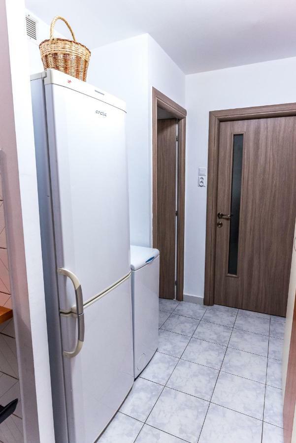 Apartemen 30 m² dengan 1 kamar tidur dan 1 kamar mandi pribadi di Calea Aradului Timisoara Bagian luar foto